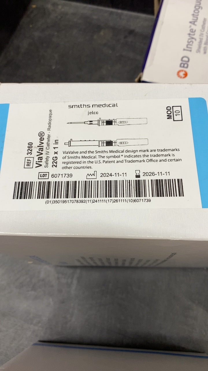 3260 - SMITHS MEDICAL - ViaValve Safety IV Catheter - Peripheral 22G x 1 in, (BX/50)
