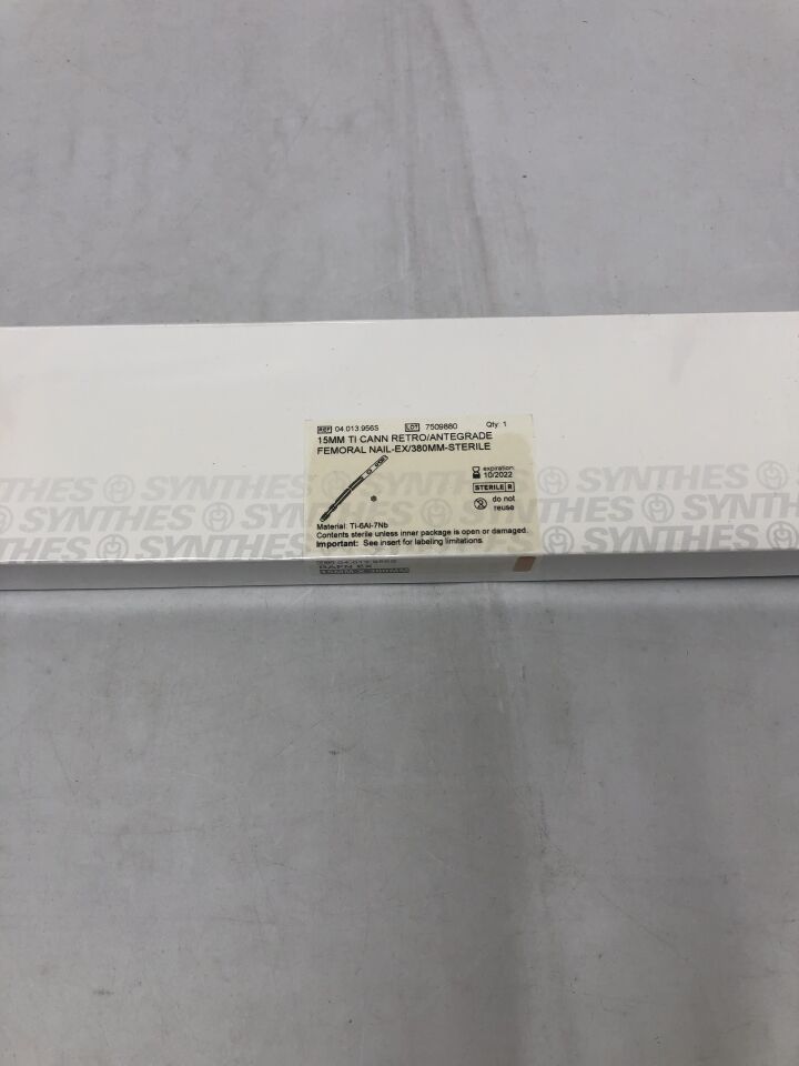 04.013.956S - SYNTHES - Titanium Cannulated Retro/Antegrade Femoral Nail, 15mm X 380mm, (BX/1) - ( Expiry Date: 2022-10-31 )