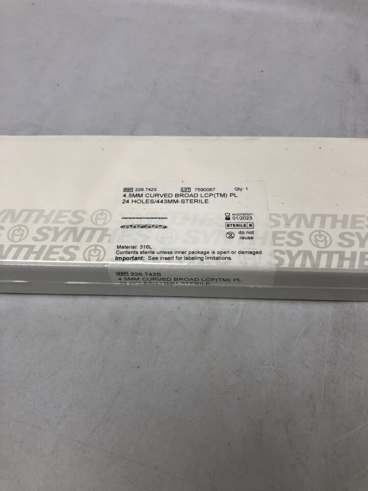 226.742S - SYNTHES - Curved Broad LCP, 24 holes, 4.5mm X 443mm, (BX/1) - ( Expiry Date: 2023-01-31 )