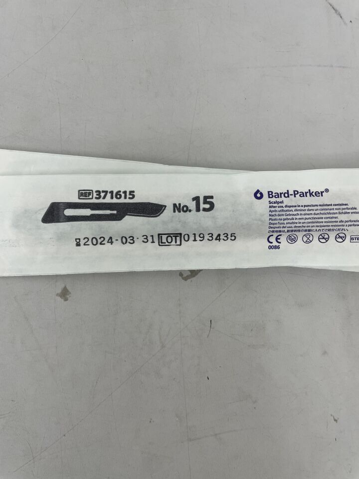 371615 - BARD-PARKER - Disposable #15 Stainless Steel Scalpel, Tip Protector, (EA) - ( Expiry Date: 2024-03-31 )