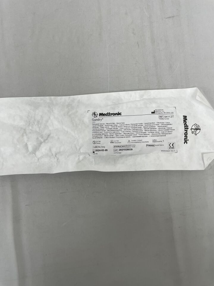 94113T - MEDTRONIC - Gundry Silicone RCSP Cannula with Manual-Inflate Cuff w/Stopcock 13F, () - ( Expiry Date: 2024-02-05 )