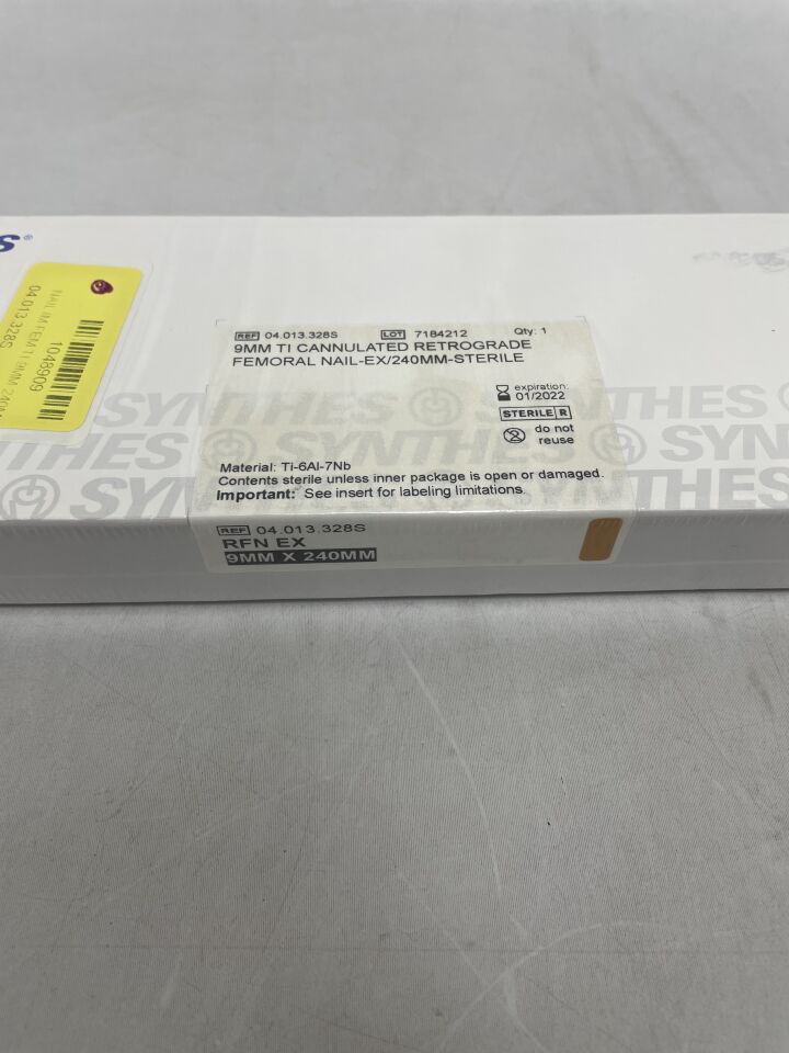 04.013.328S - SYNTHES - Cannulated Expert Retrograde Femoral Nail, Green, 9 x 240mm, (BX/1) - ( Expiry Date: 2022-01-31 )