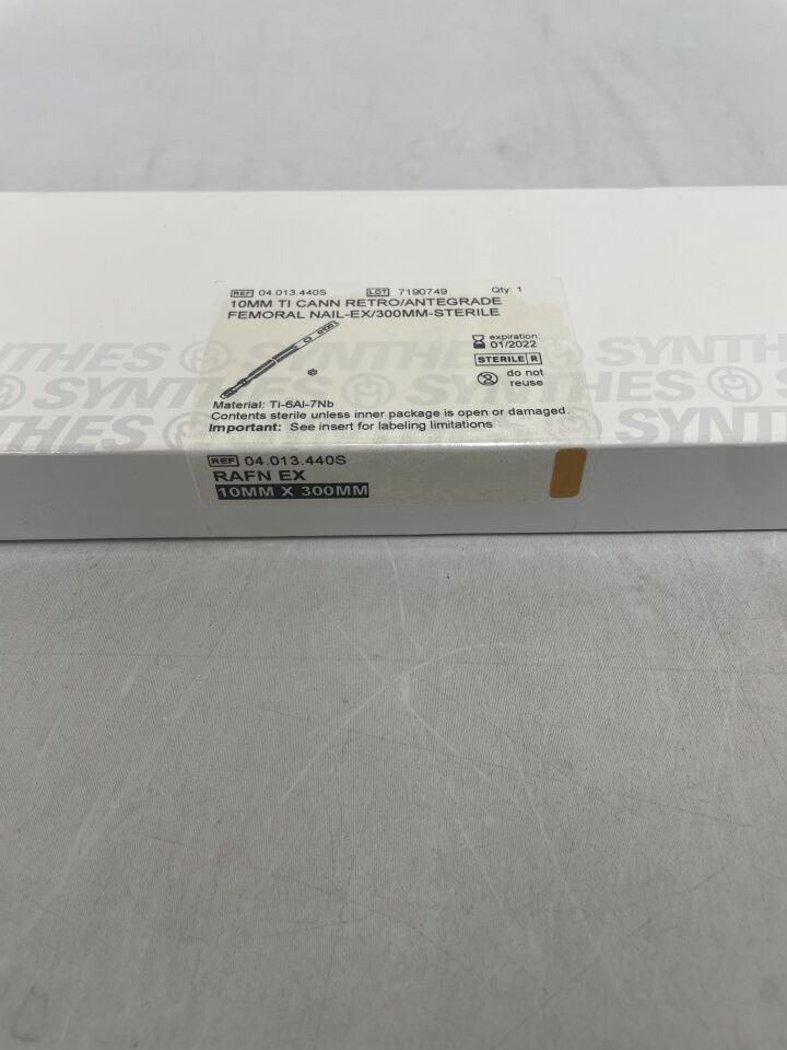 04.013.440S - SYNTHES - Cannulated Expert Retrograde/Antegrade Femoral Nail, Green, 10 x 300mm, (BX/1) - ( Expiry Date: 2022-01-31 )