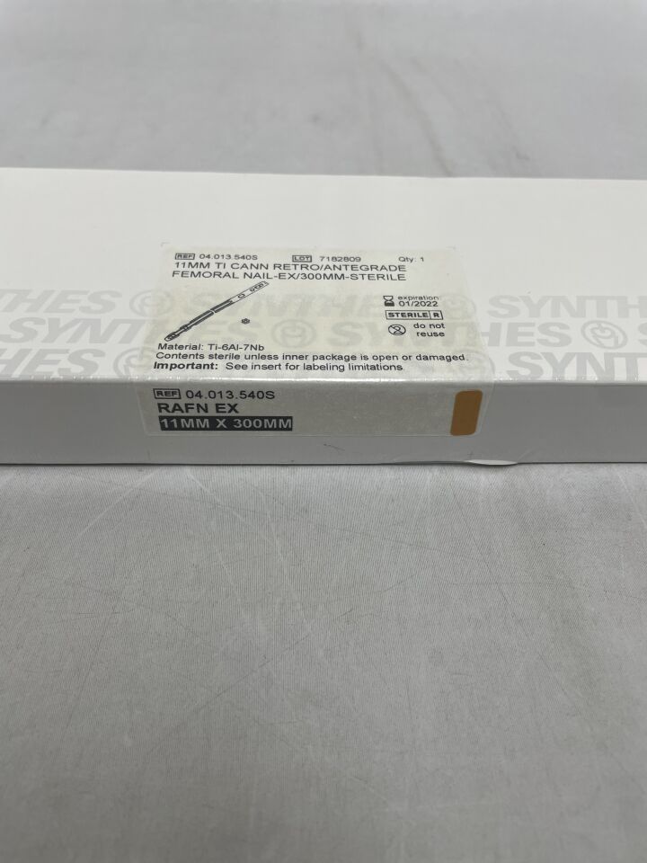 04.013.540S - SYNTHES - Cannulated Expert Retro/Antegrade Femoral Nail, Green, 11 x 300mm, (BX/1) - ( Expiry Date: 2022-01-31 )