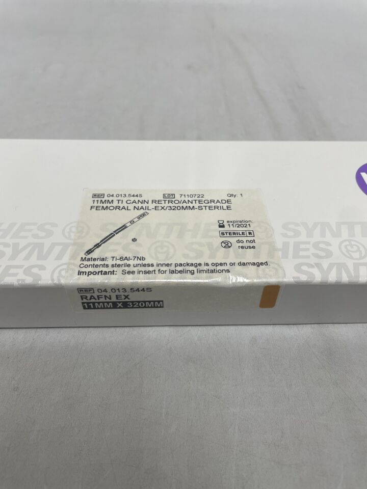 04.013.544S - SYNTHES - Cannulated Expert Retro/Antegrade Femoral Nail, Green, 11 x 320mm, (BX/1) - ( Expiry Date: 2021-11-01 )