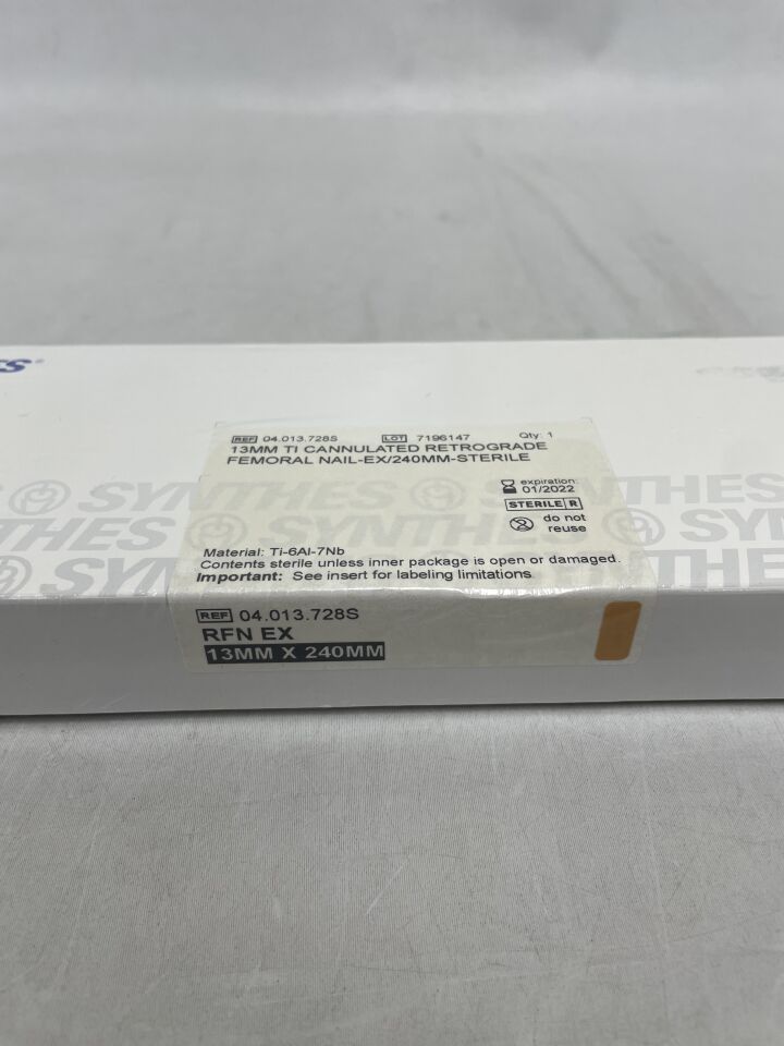 04.013.728S - SYNTHES - Cannulated Expert Retrograde Femoral Nail, Green, 13 x 240mm, (BX/1) - ( Expiry Date: 2022-01-31 )
