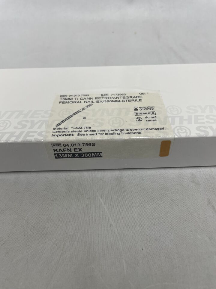04.013.756S - SYNTHES - Cannulated Expert Retrograde/Antegrade Femoral Nail, Green, 13 x 380mm, (BX/1) - ( Expiry Date: 2022-01-31 )