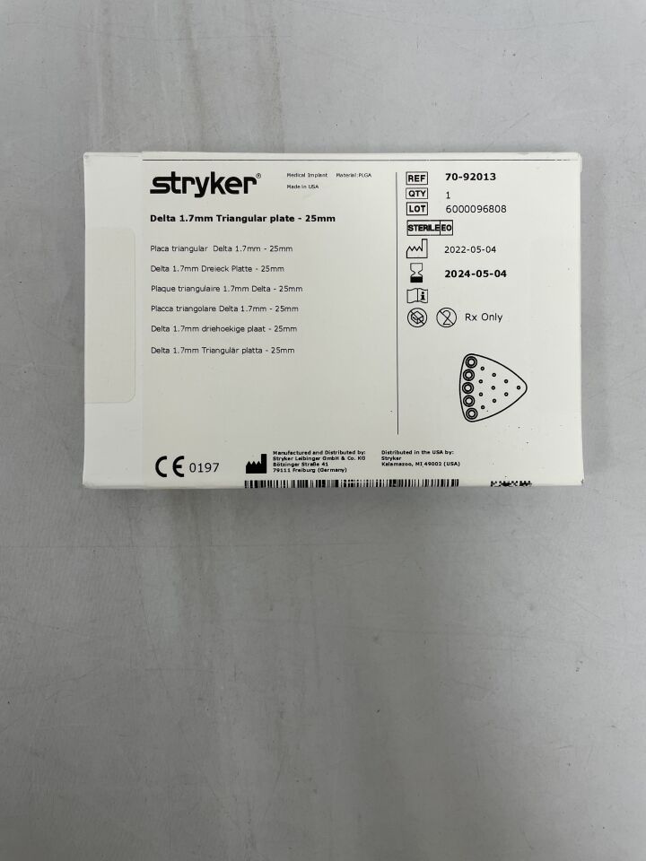 70-92013 - STRYKER - delta 1.7mm triangle plate 25mm x 25mm, 0.5mm thick, (BX/1) - ( Expiry Date: 2025-01-12 )