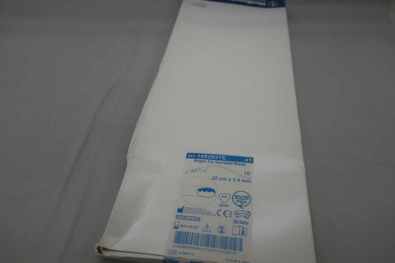 1882937E - MEDTRONIC - Medtronic Non-Rotatable Angle-Tip Serrated Airway Blade, 2.9 mm dia. x 20 cm Length, (BX/1) - ( Expiry Date: 2024-03-19 )