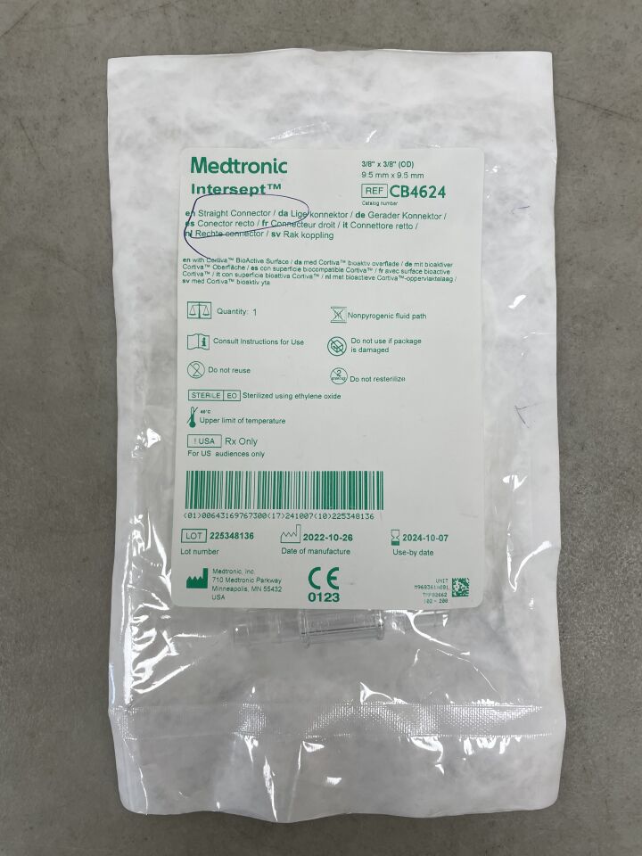 CB4624 - MEDTRONIC - Intersept Straight Connector 3/8in x 3/8in, (EA) - ( Expiry Date: 2024-10-07 )