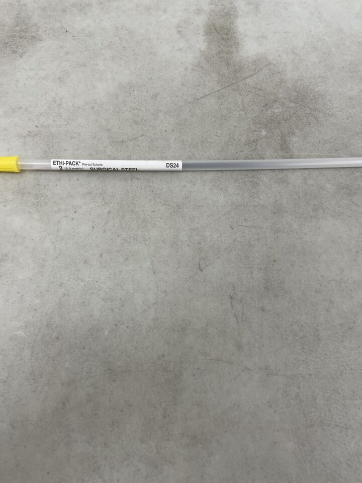 DS24 - ETHICON - 鋼製不可吸收單絲不鏽鋼縫線,2號,18吋長(每管12股),(EA)-(有效期至:2099年12月31日)