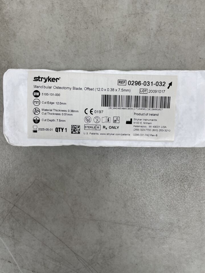 0296-031-032 - STRYKER - Mandibular Osteotomy Blade, Offset 12mm x 7.5mm x 0.38mm, (EA) - ( Expiry Date: 2025-05-01 )
