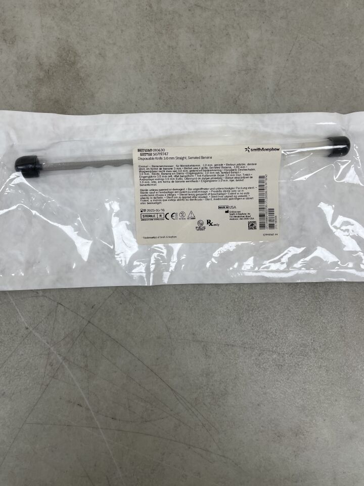 10630 - SMITH & NEPHEW - Disposable Knife: 3.0mm Straight, Serrated Banana, (EA) - ( Expiry Date: 2023-03-08 )