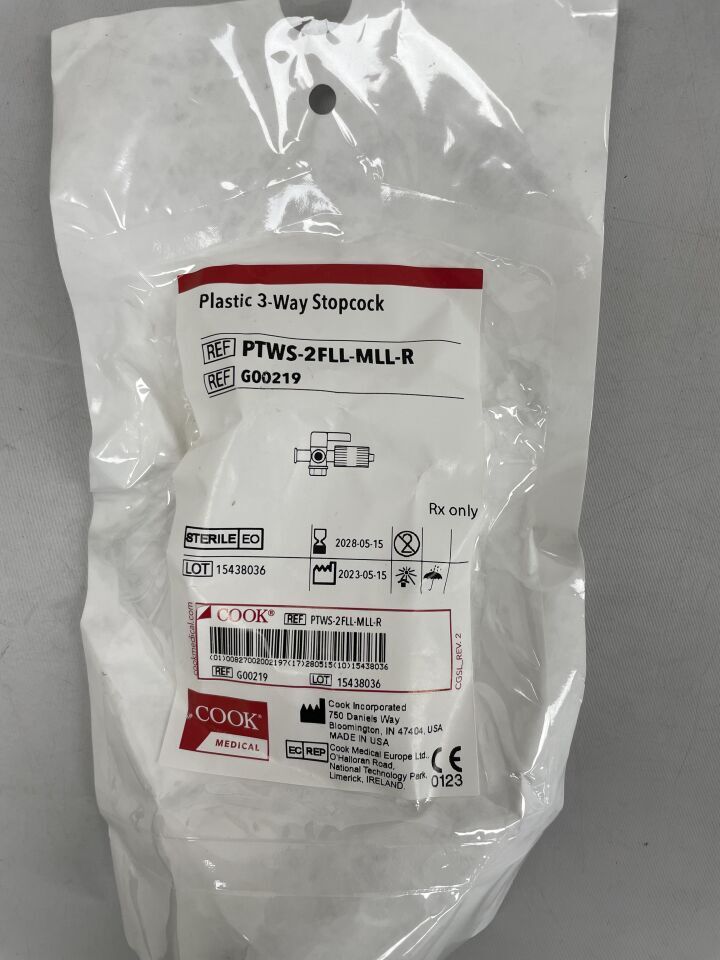 G00219 - COOK - Llave de paso de plástico de 3 vías, dos conectores Luer Lock hembra a conector Luer Lock macho, (unidad) - (Fecha de caducidad: 15/05/2028)