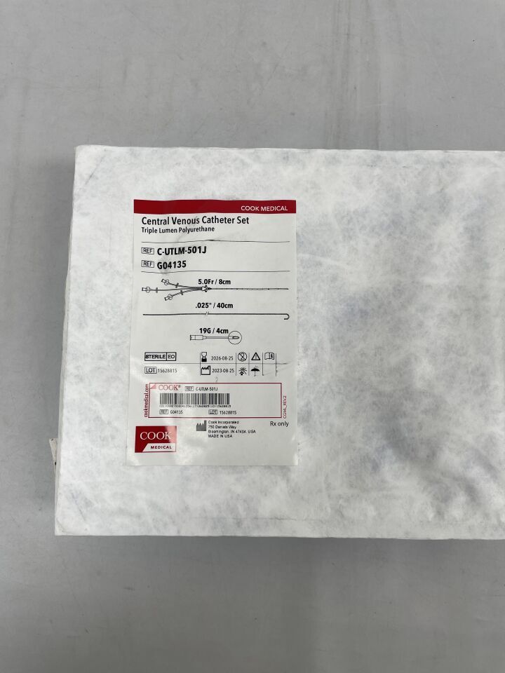 G04135 - COOK - Bandeja para catéter venoso central, juego estándar, poliuretano, triple lumen, 5 Fr, 8 cm, (unidad) - (Fecha de caducidad: 25/08/2026)