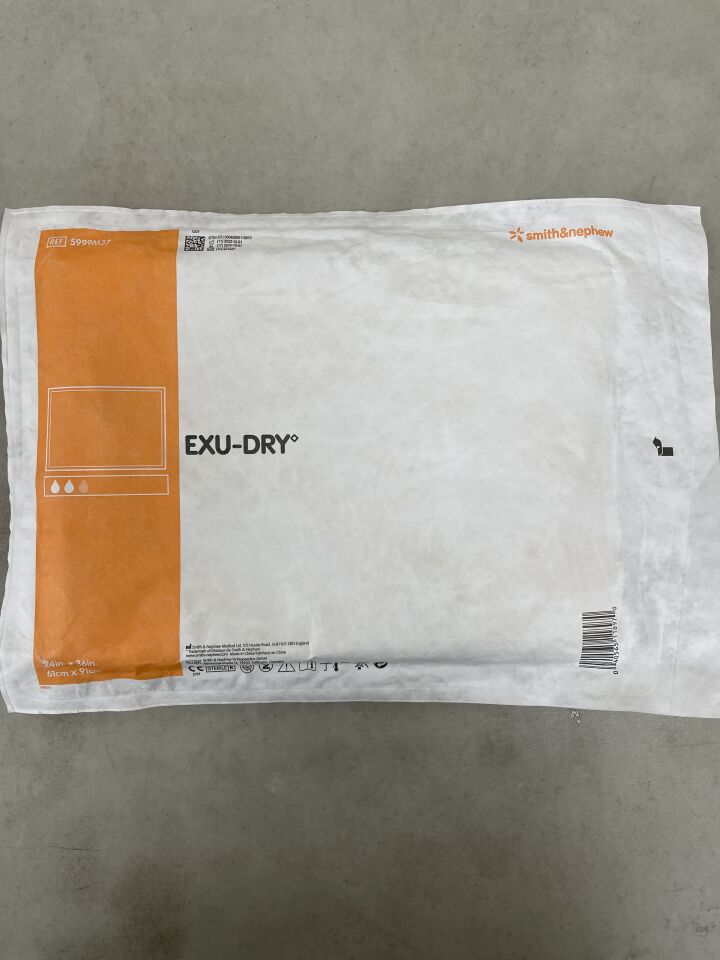 5999M37 - SMITH & NEPHEW - Exu-Dry Dressing, 24" x 36", (EA) - ( Expiry Date: 2025-10-01 )