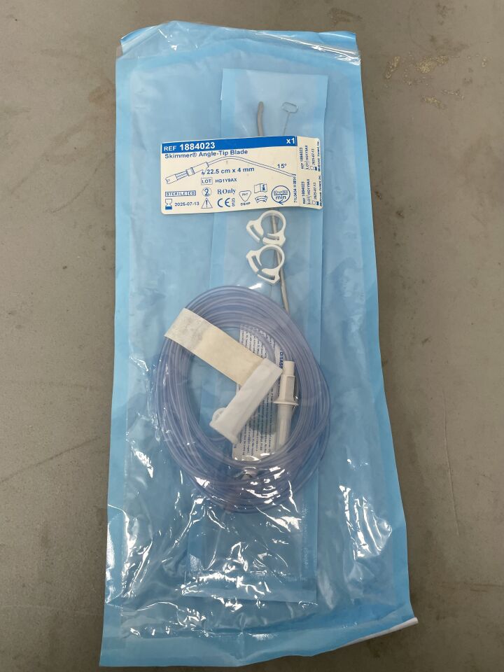 1884023 - MEDTRONIC - 4.0mm Skimmer Angled-Tip Blade: 22.5cm, (EA) - ( Expiry Date: 2025-07-13 )