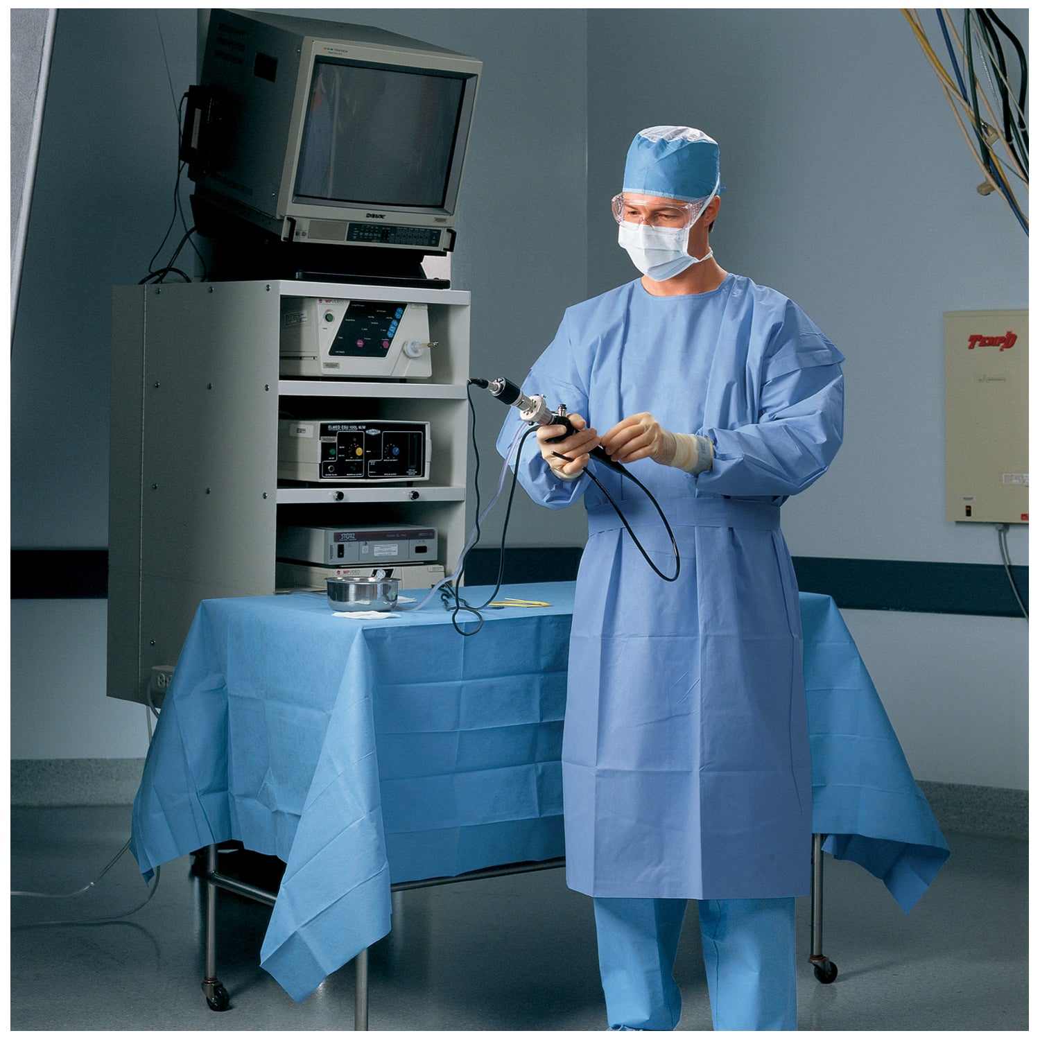 69025 - O&M Halyard - Procedure Gown, Universal, 60/cs (US Only) , cs