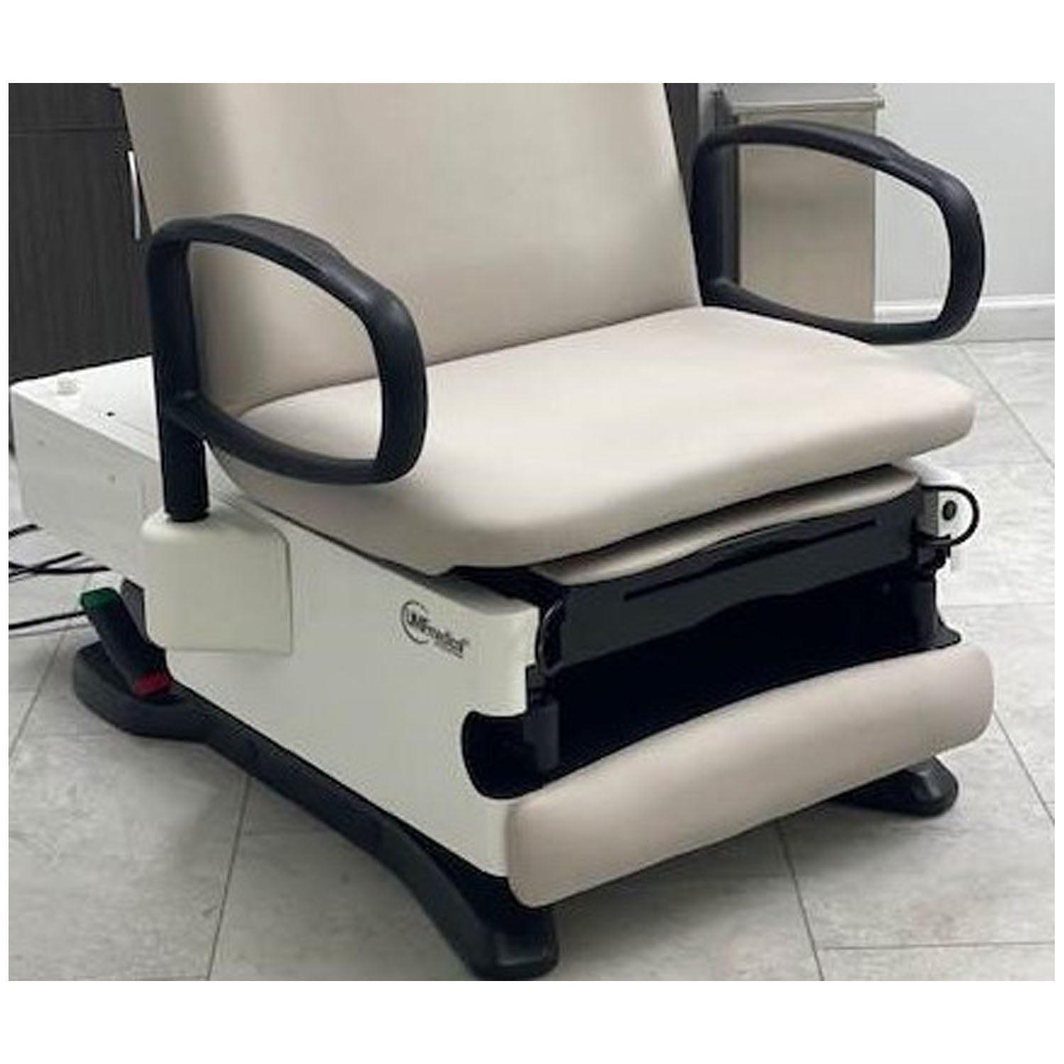 42 - UMF Medical - Patient Assist Armrests & Safety Rails, Black, Pair, Multi-Positioning, Field Installable with Wheelchair Transfer & Safety Rail Positions for Series 4040-650 & 4070-650 (DROP SHIP ONLY) , ea