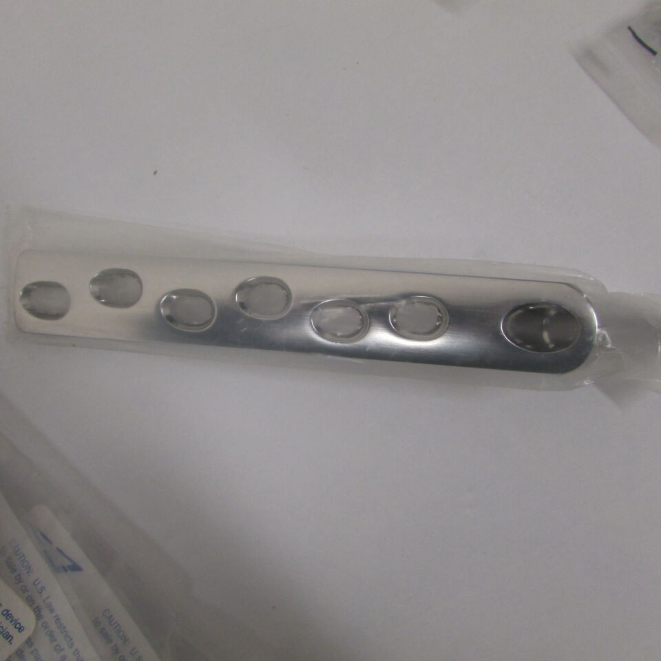 281.26 - SYNTHES - 140 deg dhs plate-standard barrel 6 holes/110mm, () - ( Expiry Date: EACH )