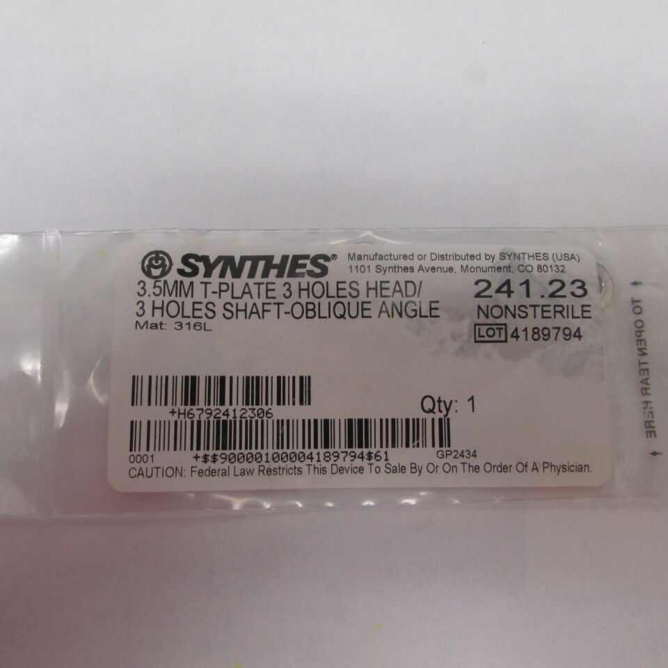 241.23 - SYNTHES - small t-plate 3 holes head/3 holes shaft/53mm-oblique, () - ( Expiry Date: EACH )