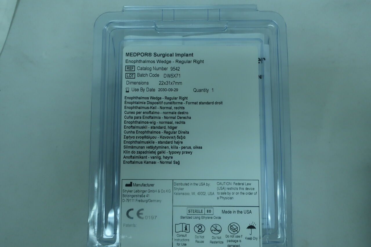 9542  -  STRYKER  -  MEDPOR Surgical Implant Enophthalmos Wedge - Regular Right , (  )  -  ( Expiry Date : 2030-09-29 )