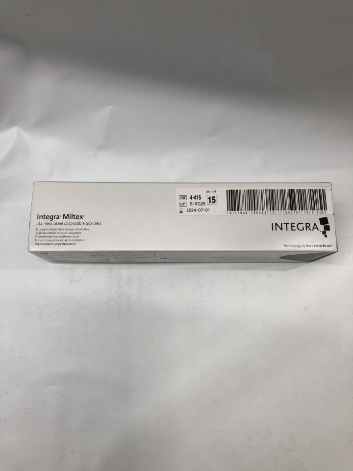 4-415 - INTEGRA - Stainless Steel Scalpels, Size 15, (BX/10) - ( Expiry Date: 2024-07-01 )