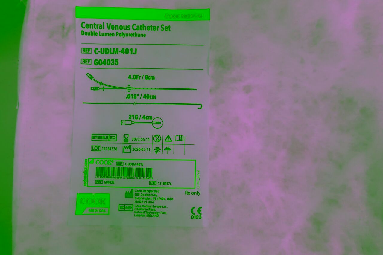 G04035 - COOK - Double Lumen Central Venous Catheter Set and Tray, 4 Fr Size, 8 cm Catheter Length, (EA) - ( Expiry Date: 2022-10-03 )