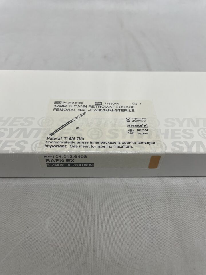 04.013.640S - SYNTHES - Cannulated Expert Retrograde/Antegrade Femoral Nail, Green, 12 x 300mm, (BX/1) - ( Expiry Date: 2022-01-31 )