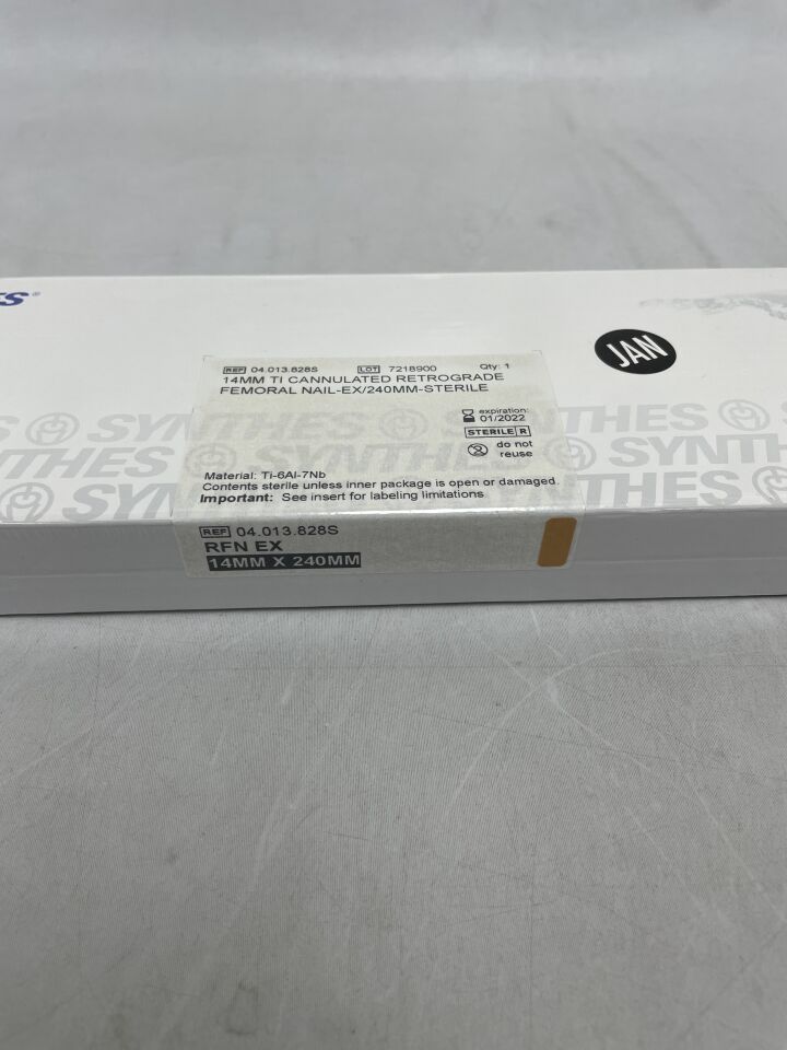 04.013.828S - SYNTHES - Cannulated Expert Retrograde Femoral Nail, Green, 14 x 240mm, (BX/1) - ( Expiry Date: 2022-01-31 )