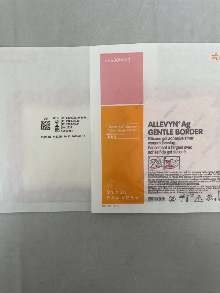 66800453 - SMITH &amp; NEPHEW - Apósito de espuma plateada Allevyn Ag Gentle Border, 5 x 5 pulgadas cuadradas, estéril, (unidad) - (Fecha de vencimiento: 01/06/2025)