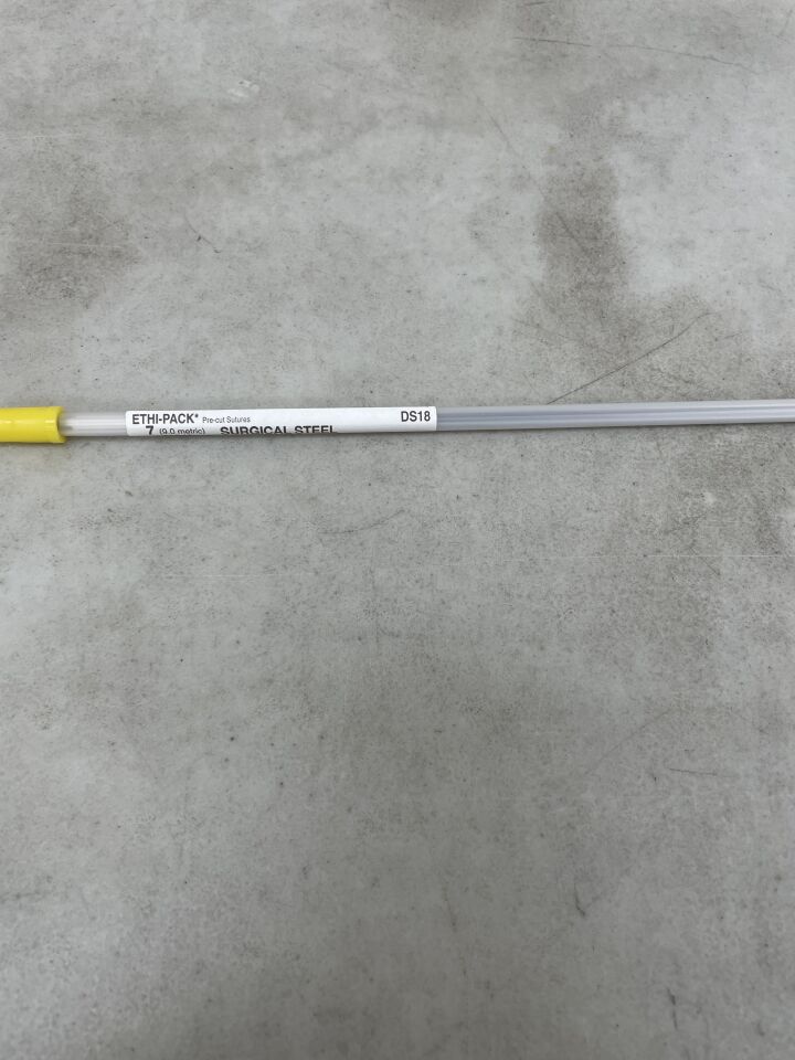DS18 - ETHICON - 鋼製不可吸收單絲不銹鋼縫合線，7 號，18 吋長（每管 12 股），（EA）-（有效期至：2099-12-31）