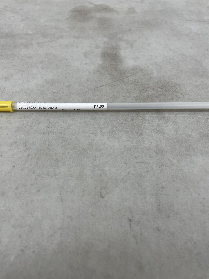 DS-22 - ETHICON - 鋼製不可吸收單絲不鏽鋼縫線，4號，18吋長（每管12股），（EA）-（有效期至：2099年12月31日）