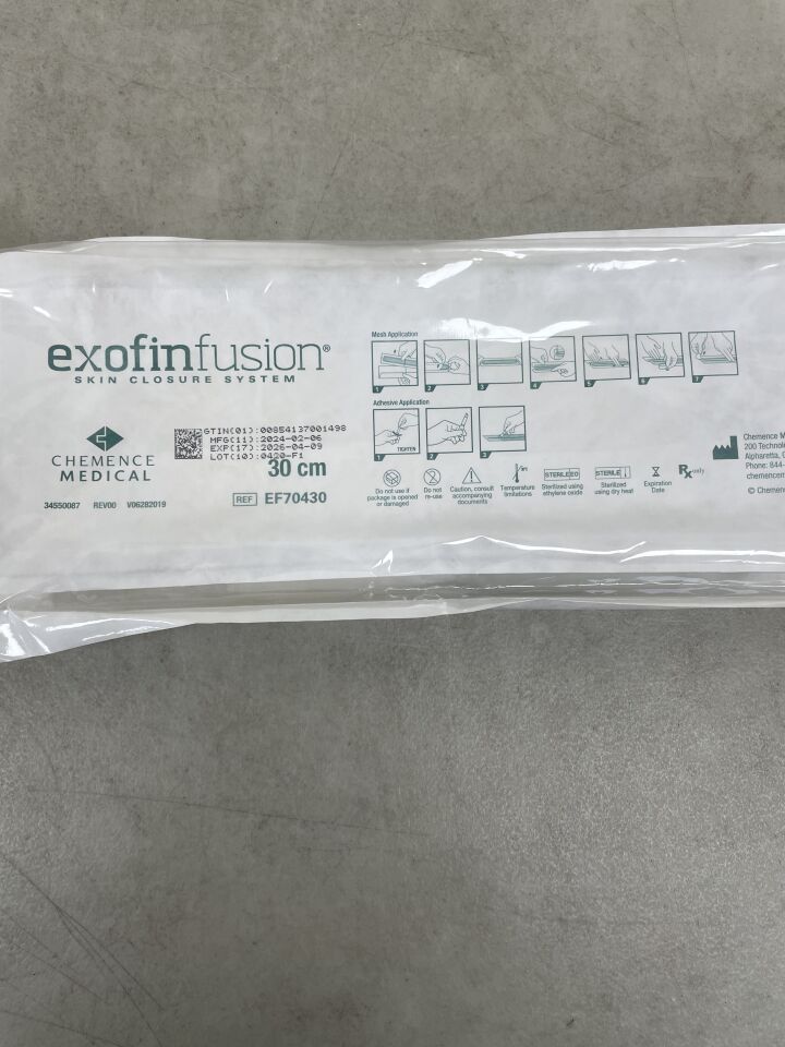 EF70430 - CHEMENCE MEDICAL - Sistema de cierre cutáneo Exofin Fusion de 30 cm, un parche, dos adhesivos de 1,75 g, ( ) - ( Fecha de caducidad: 09/04/2026 )