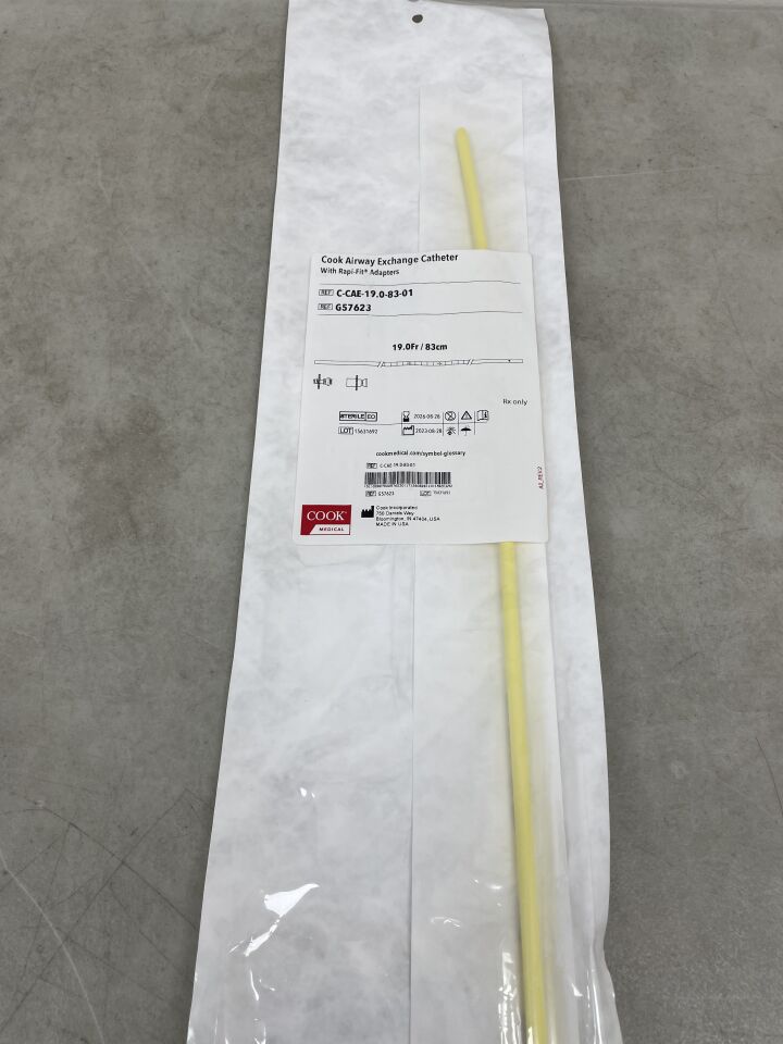 G57623 - COOK - Catéter de intercambio de vías respiratorias 19F x 83cm, (unidad) - (Fecha de caducidad: 28/08/2026)
