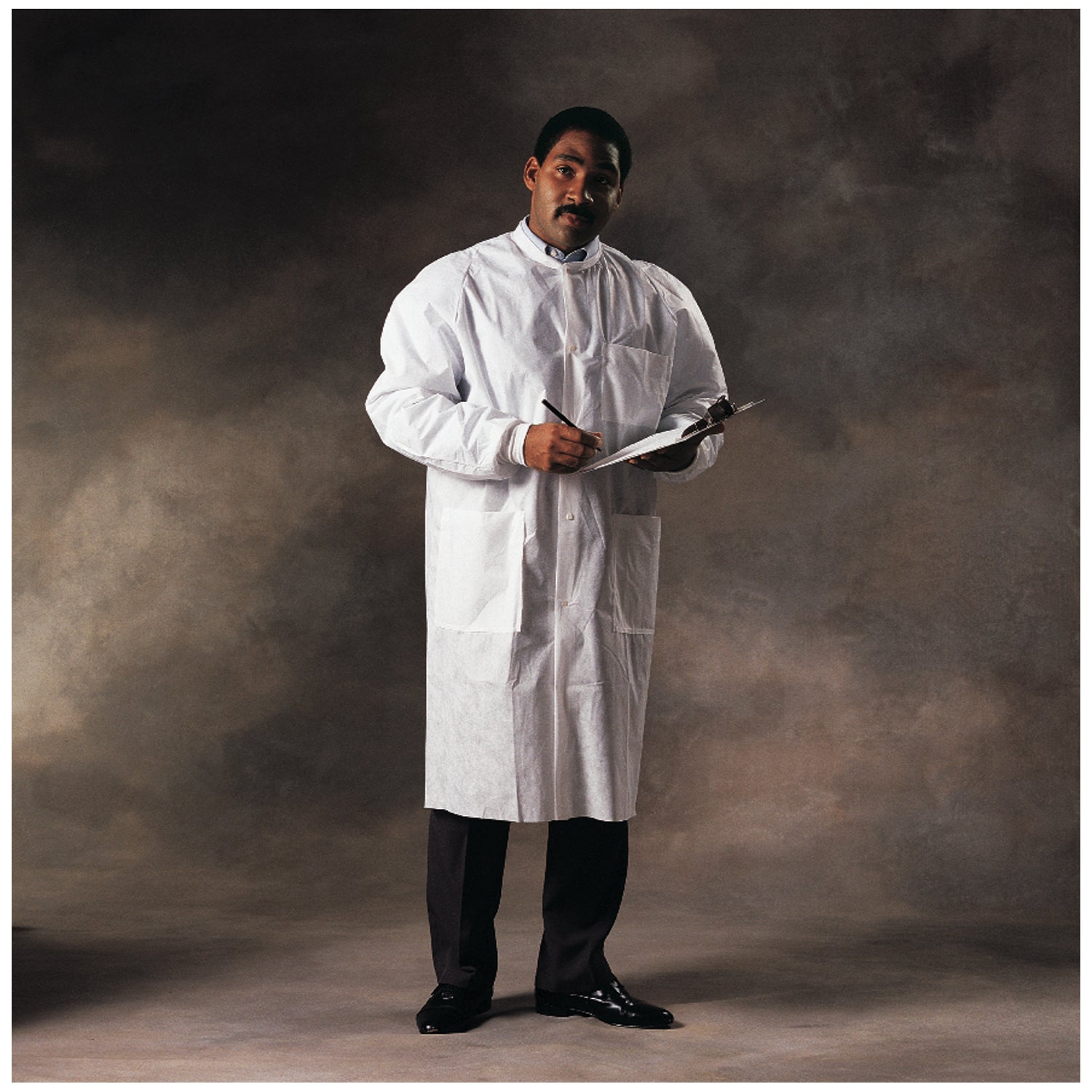 10022 - O&M Halyard - Lab Coat, White, Large, 25/cs (US Only)    , cs