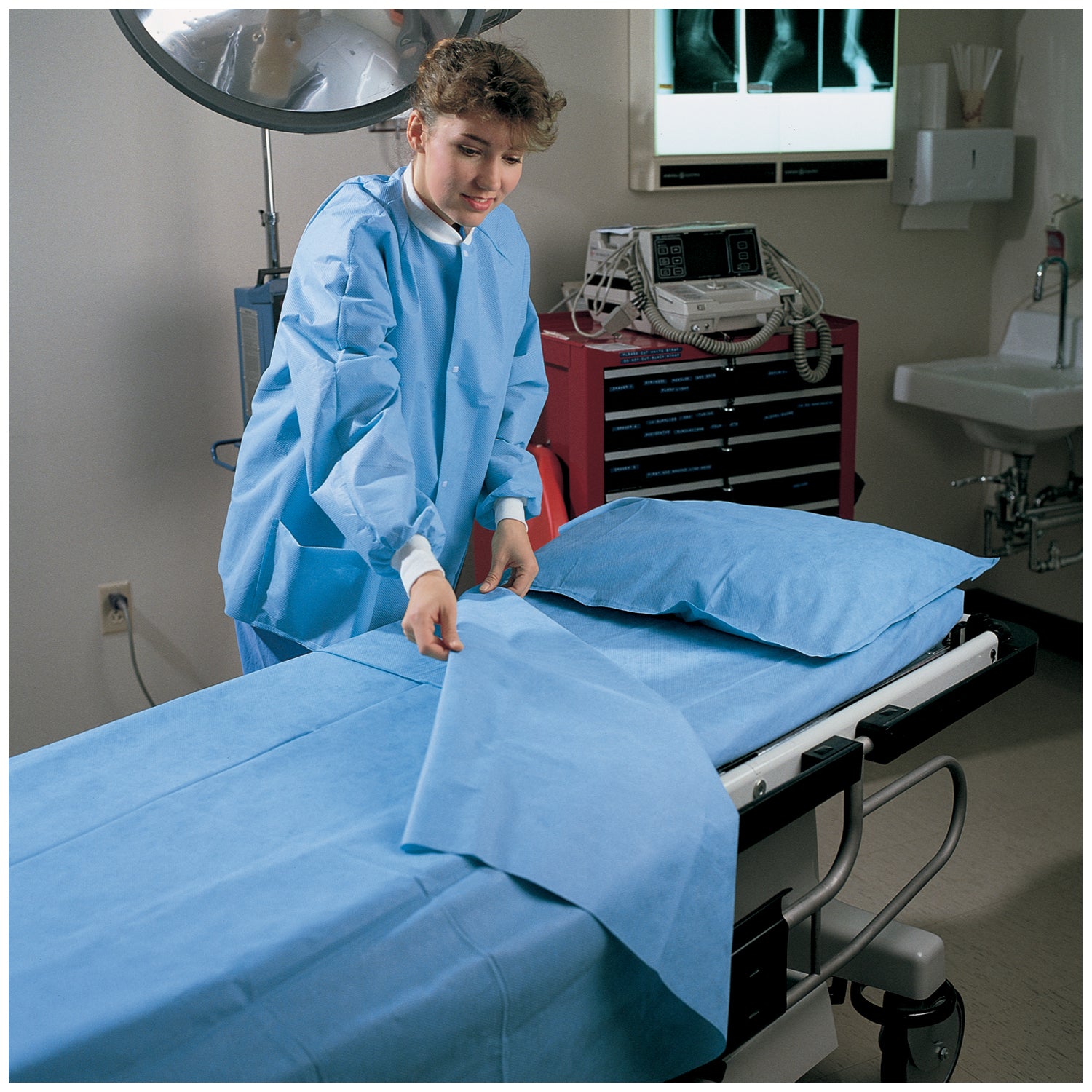 67803 - O&amp;M Halyard - Funda de almohada, azul, 20" x 29", 200/caja (solo EE. UU.), caja