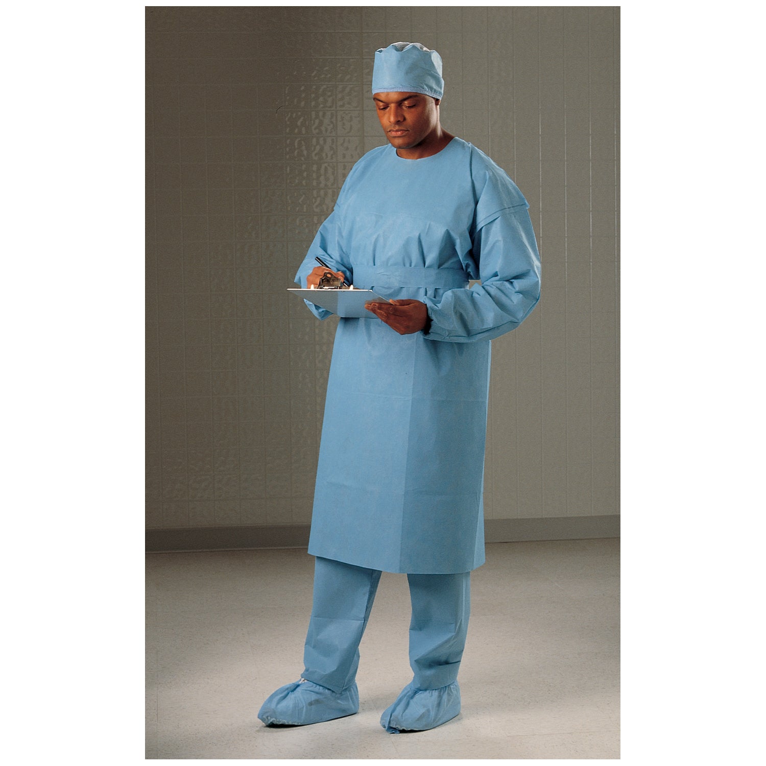69987 - O&amp;M Halyard - Bata protectora, azul, extragrande, 100/caja (solo EE. UU.), caja