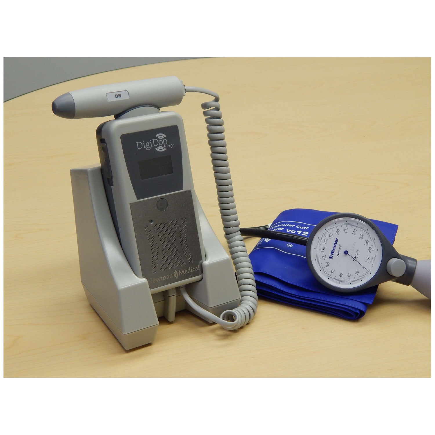 ACC-111 - Newman Medical - 壁掛/桌面底座，適用於 DigiDop 301 和 701 型號，可充電（僅限美國）（僅限代發貨），每個